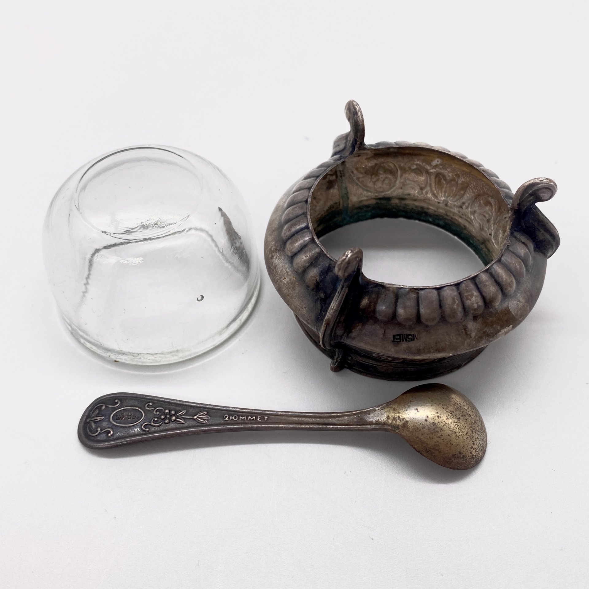 Солонка с миниатюрной ложечкой, мельхиор (медь-никель), стекло, Мстерская художественная фабрика  «Ювелир», СССР, 1970-1980 гг.