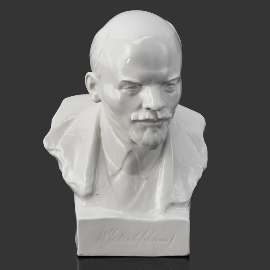 Бюст настольный «Владимир Ильич Ленин», скульптор Н.В. Томский, фарфор, глазурь, Ленинградский фарфоровый завод (ЛФЗ), СССР, 1933-1940 гг.