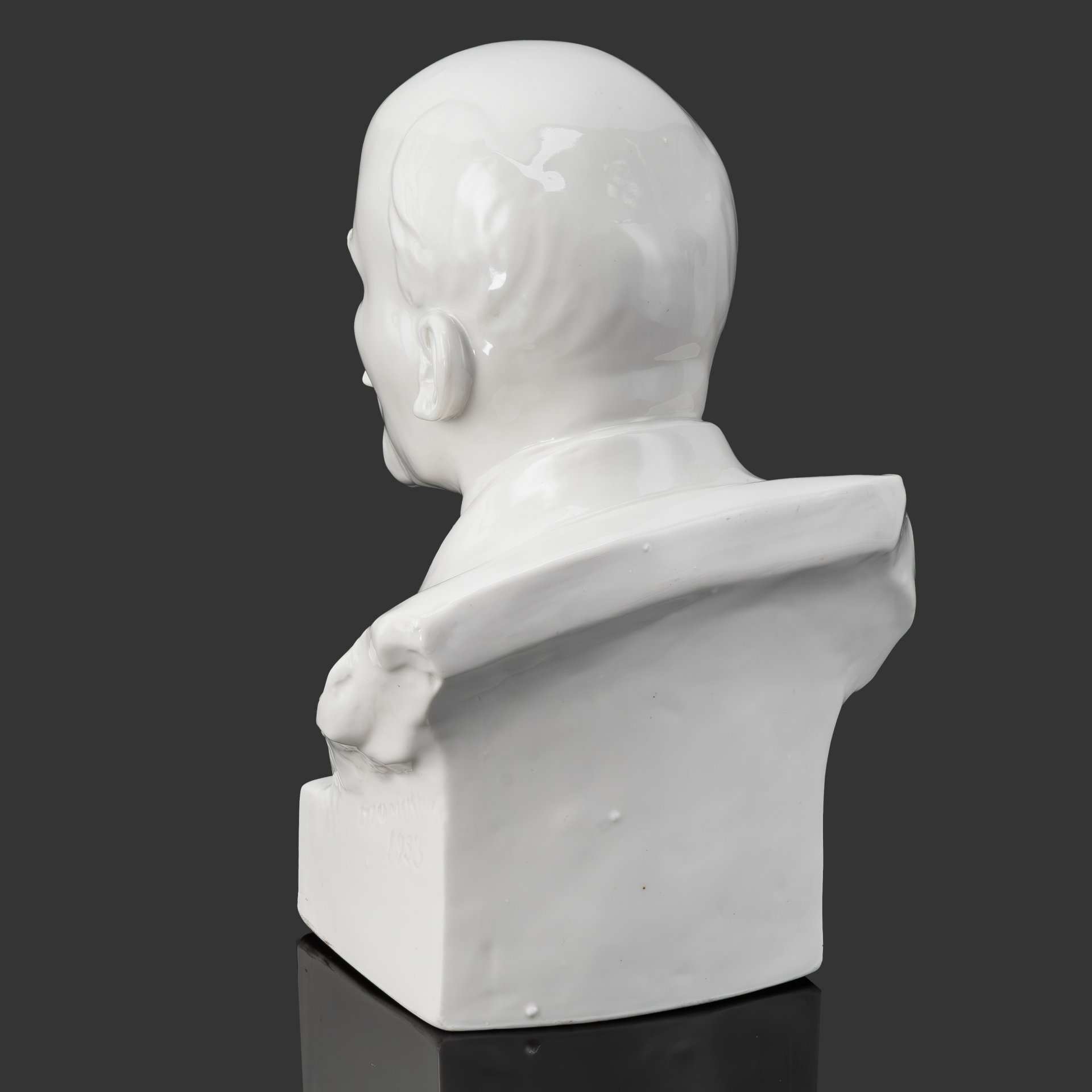 Бюст настольный «Владимир Ильич Ленин», скульптор Н.В. Томский, фарфор, глазурь, Ленинградский фарфоровый завод (ЛФЗ), СССР, 1933-1940 гг.