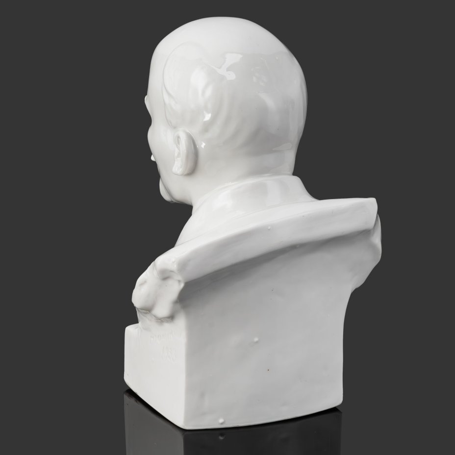 Бюст настольный «Владимир Ильич Ленин», скульптор Н.В. Томский