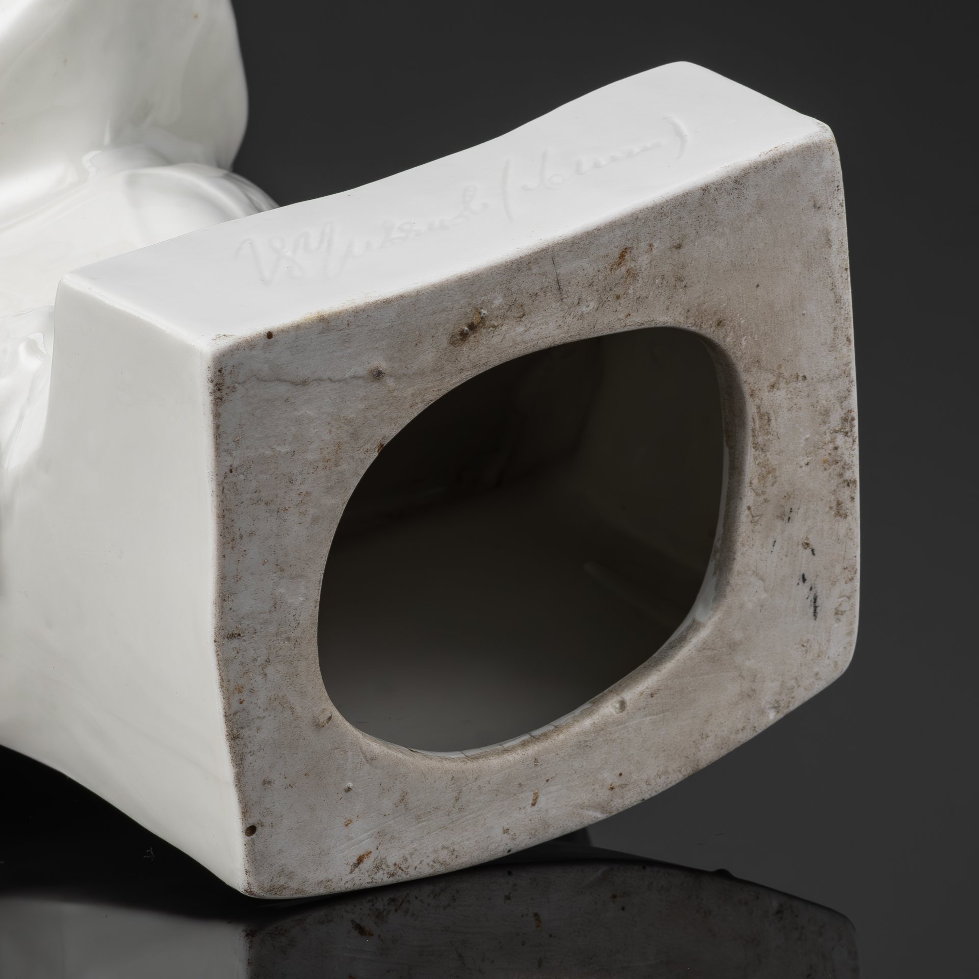 Бюст настольный «Владимир Ильич Ленин», скульптор Н.В. Томский, фарфор, глазурь, Ленинградский фарфоровый завод (ЛФЗ), СССР, 1933-1940 гг.