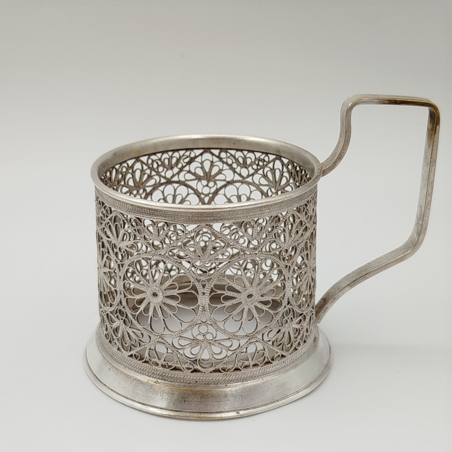 Подстаканник с прорезными медальонами и цветочным декором