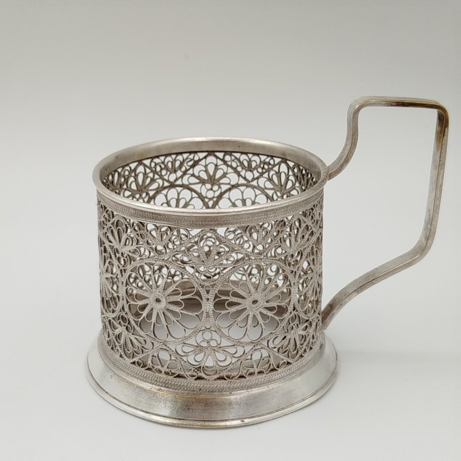 Подстаканник с прорезными медальонами и цветочным декором