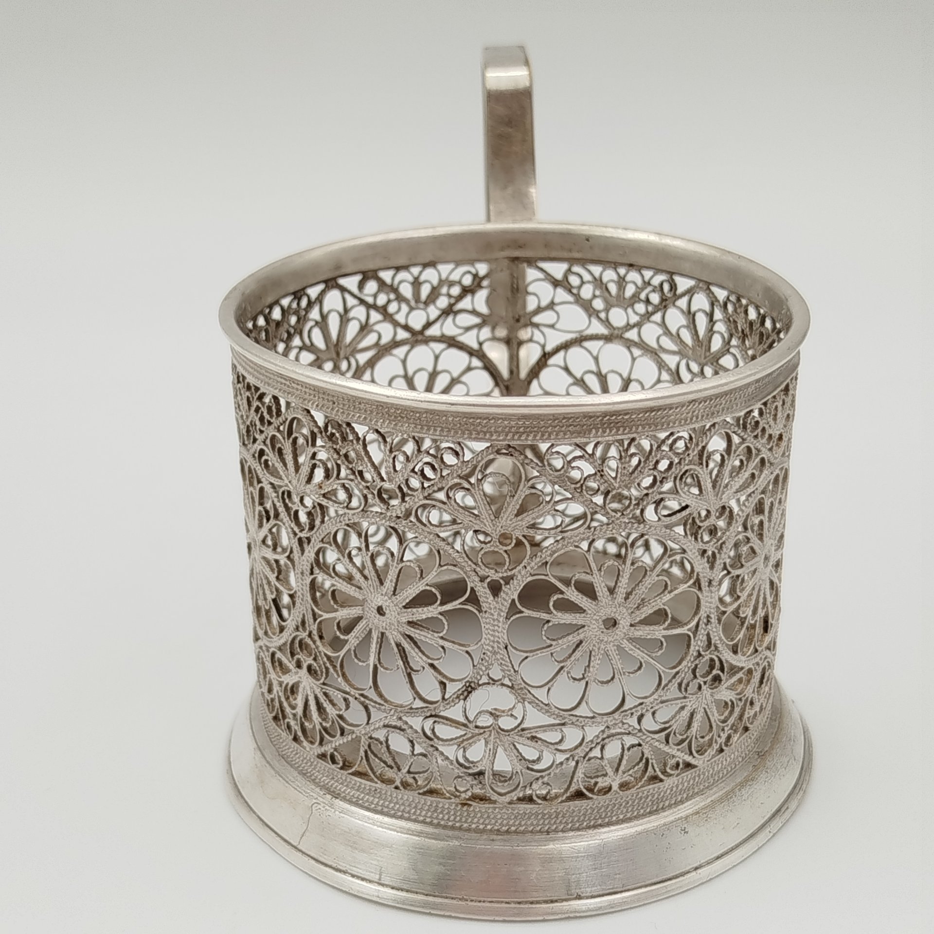 Подстаканник с прорезными медальонами и цветочным декором