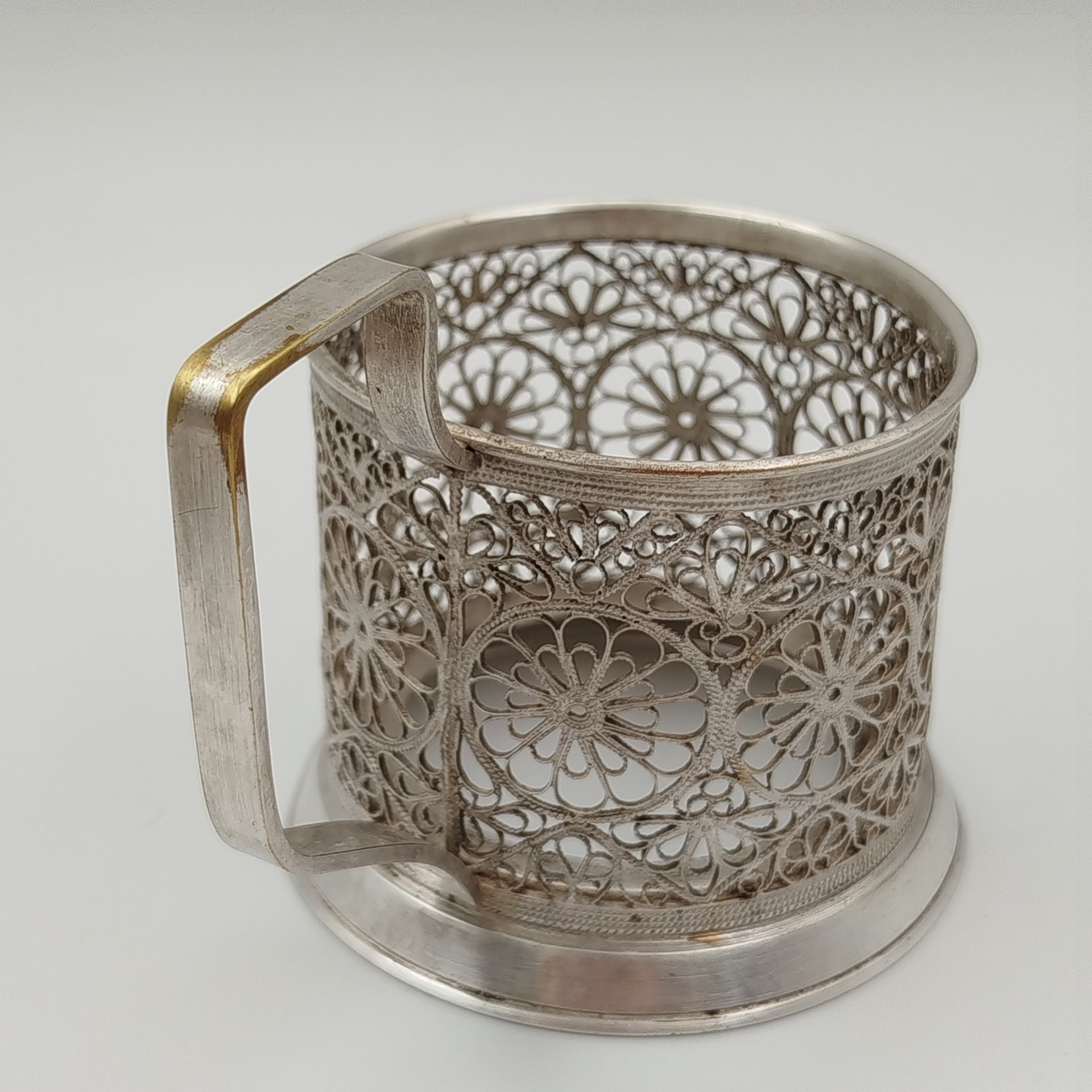 Подстаканник с прорезными медальонами и цветочным декором