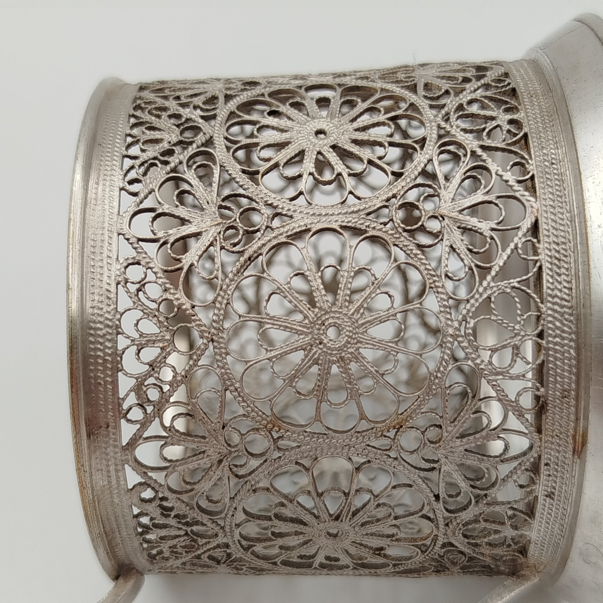 Подстаканник с прорезными медальонами и цветочным декором