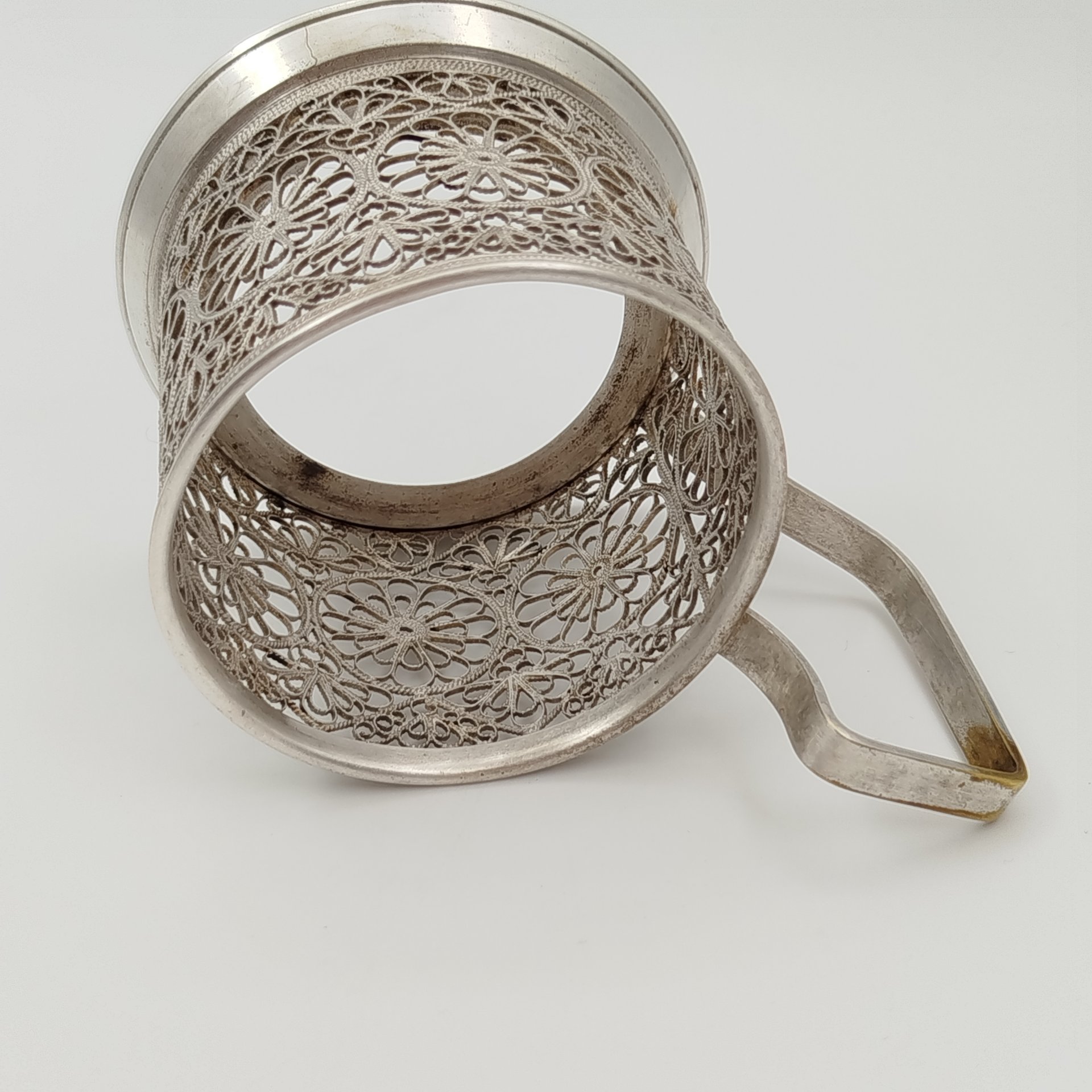 Подстаканник с прорезными медальонами и цветочным декором