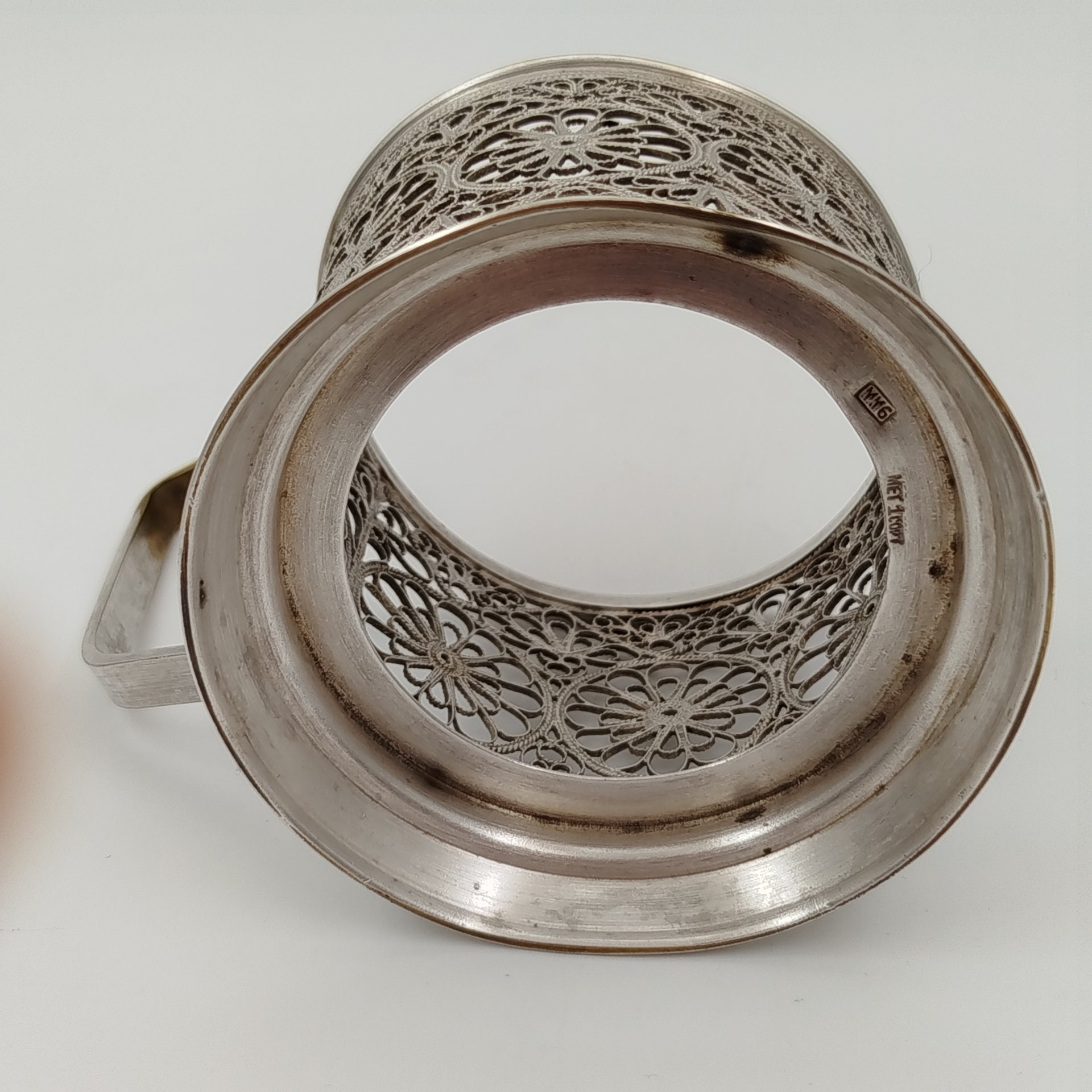 Подстаканник с прорезными медальонами и цветочным декором