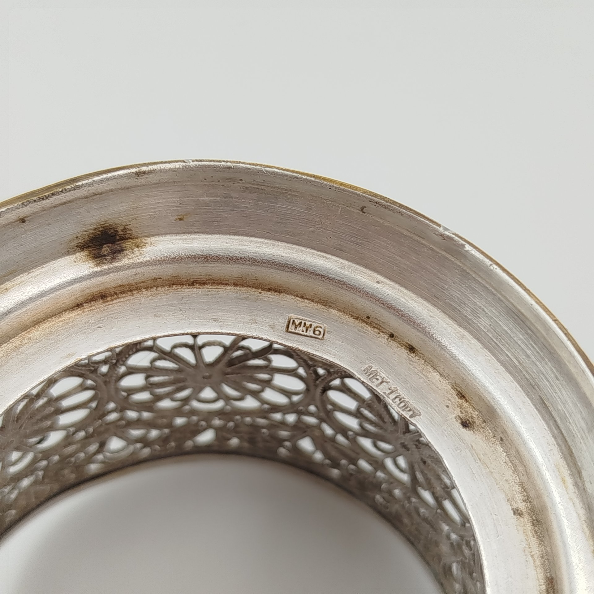 Подстаканник с прорезными медальонами и цветочным декором