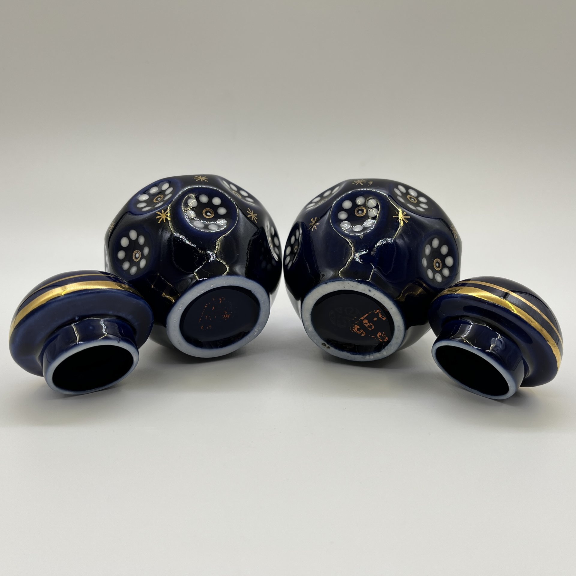 Набор из двух чайниц (ёмкостей для хранения), фарфор, крытье, золочение, Бронницкий завод фарфоровых изделий «Возрождение», СССР, 1980-1990 гг.