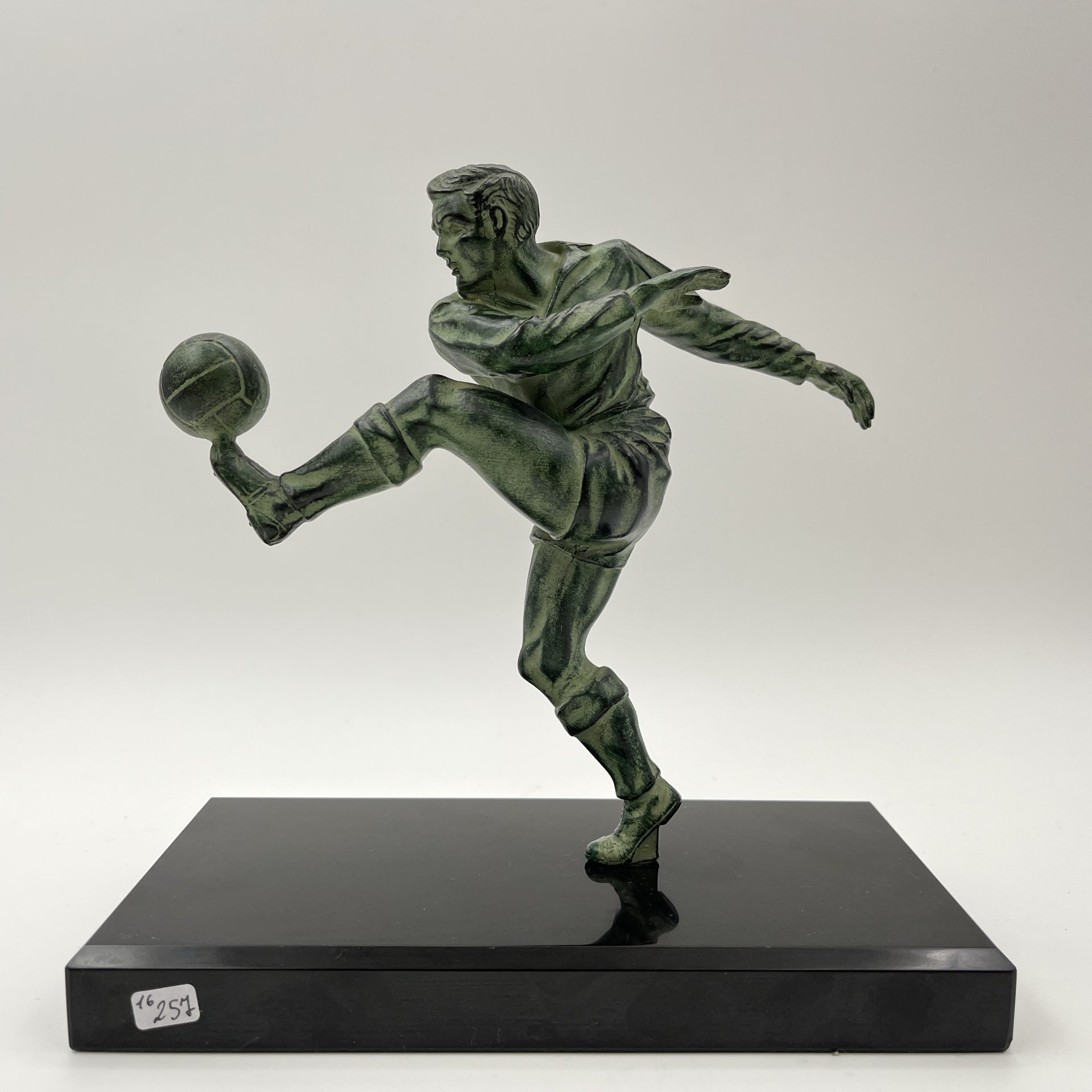 Статуэтка в стиле ар-деко "Футболист" на каменном постаменте, металл, литье, патинирование, мрамор, Западная Европа, 1980-2000 гг.