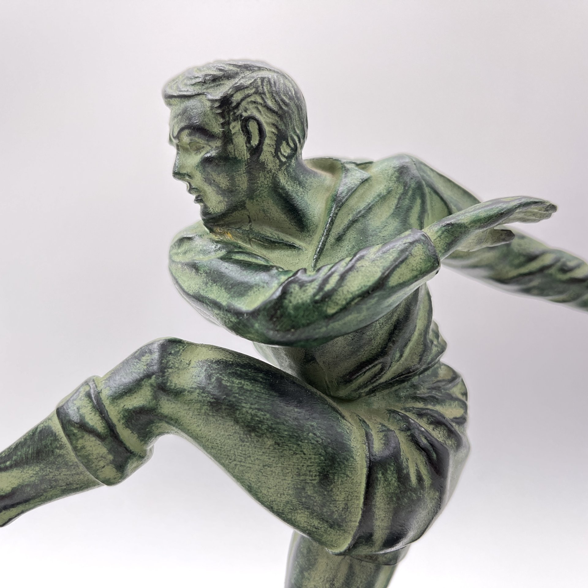 Статуэтка в стиле ар-деко "Футболист" на каменном постаменте, металл, литье, патинирование, мрамор, Западная Европа, 1980-2000 гг.