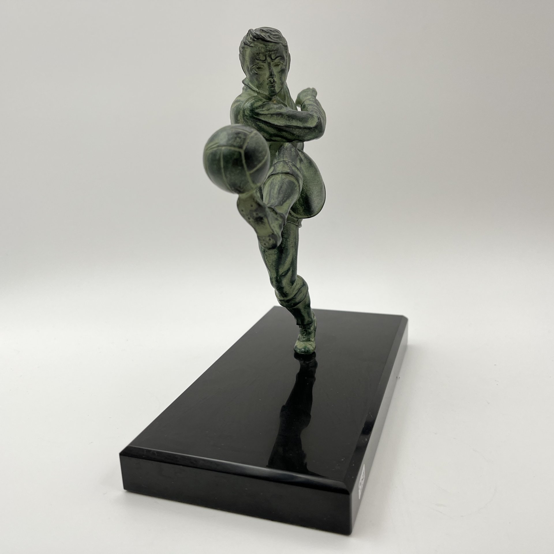 Статуэтка в стиле ар-деко "Футболист" на каменном постаменте, металл, литье, патинирование, мрамор, Западная Европа, 1980-2000 гг.