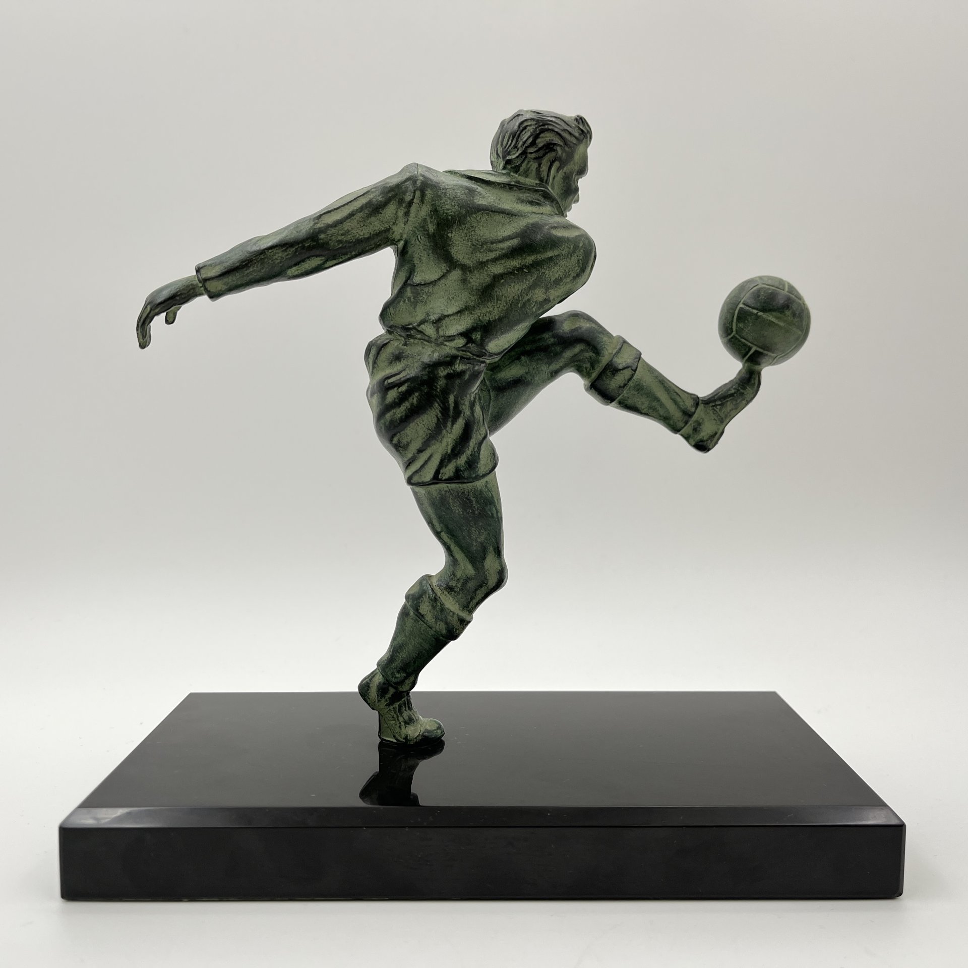 Статуэтка в стиле ар-деко "Футболист" на каменном постаменте, металл, литье, патинирование, мрамор, Западная Европа, 1980-2000 гг.