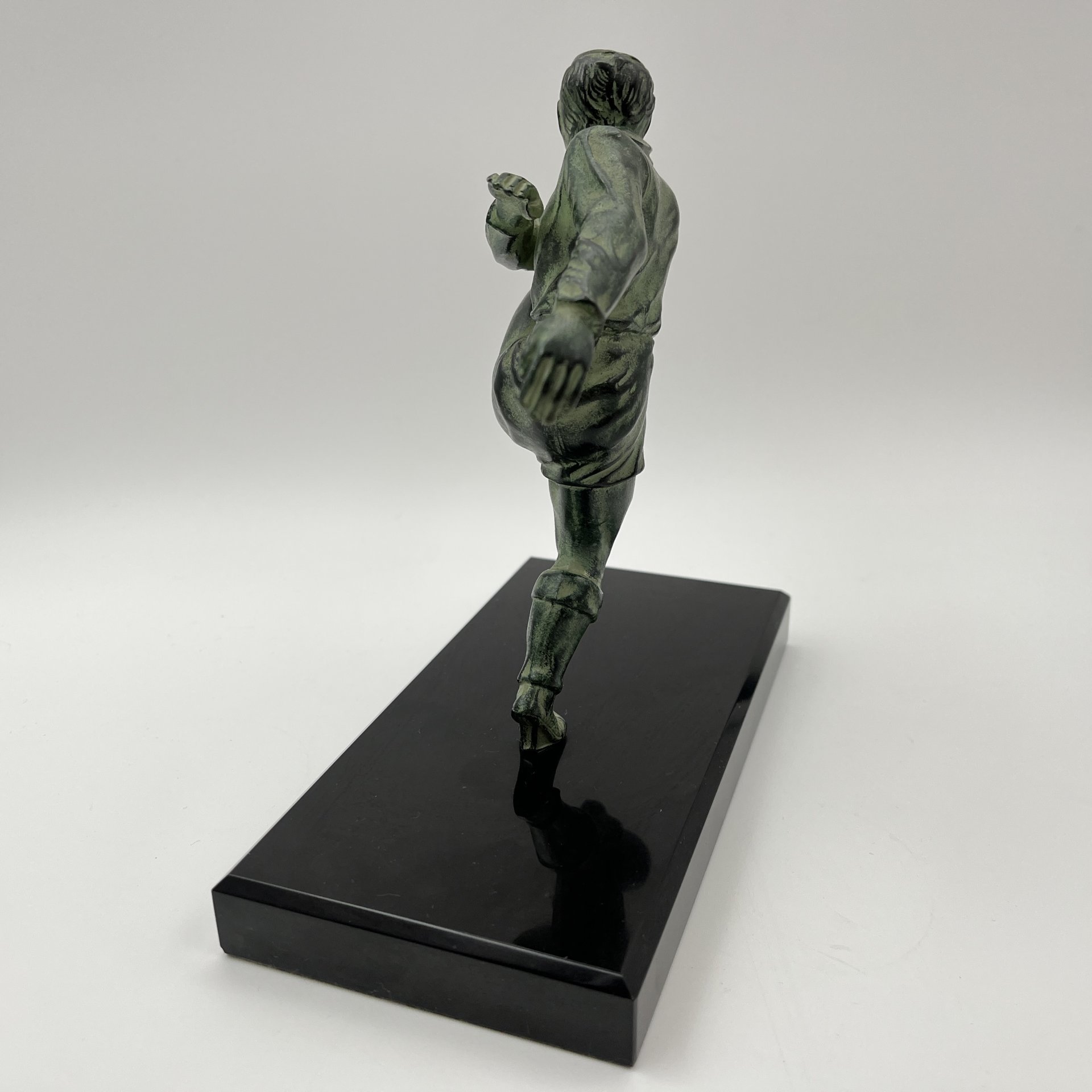 Статуэтка в стиле ар-деко "Футболист" на каменном постаменте, металл, литье, патинирование, мрамор, Западная Европа, 1980-2000 гг.