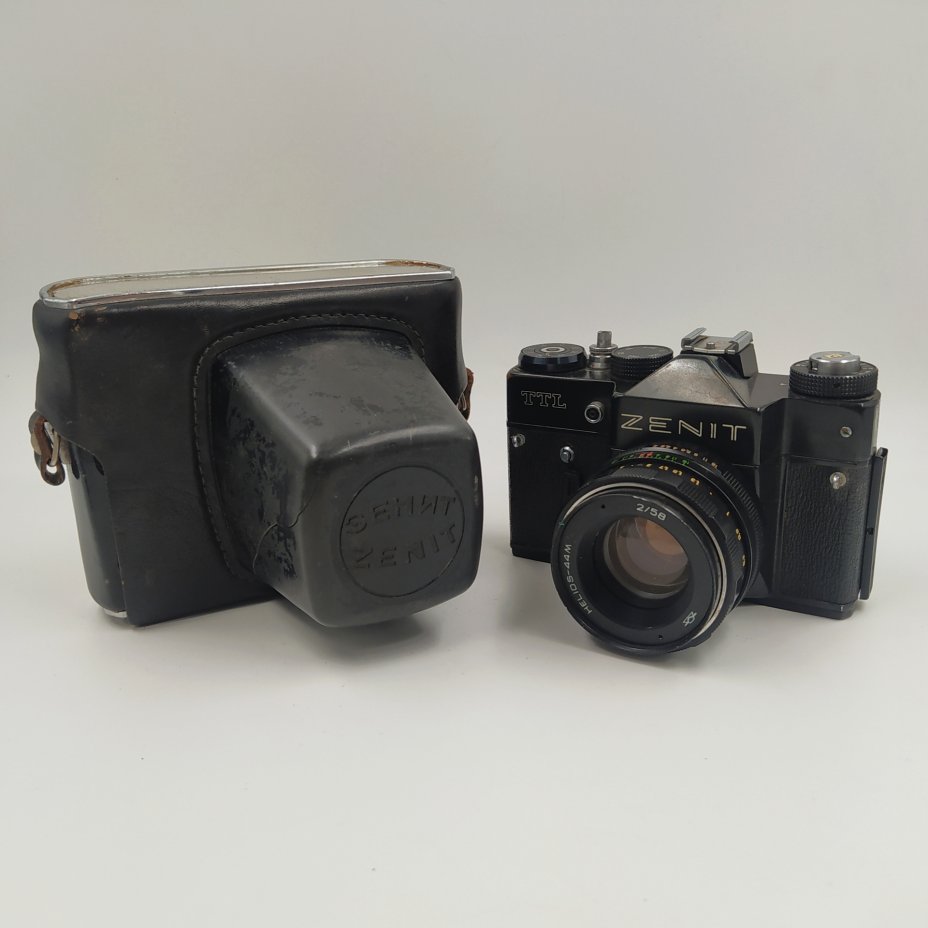 Фотоаппарат плёночный "Зенит-TTL" c объективом "Гелиос-44М" в оригинальном кофре, Красногорский механический завод (КМЗ)