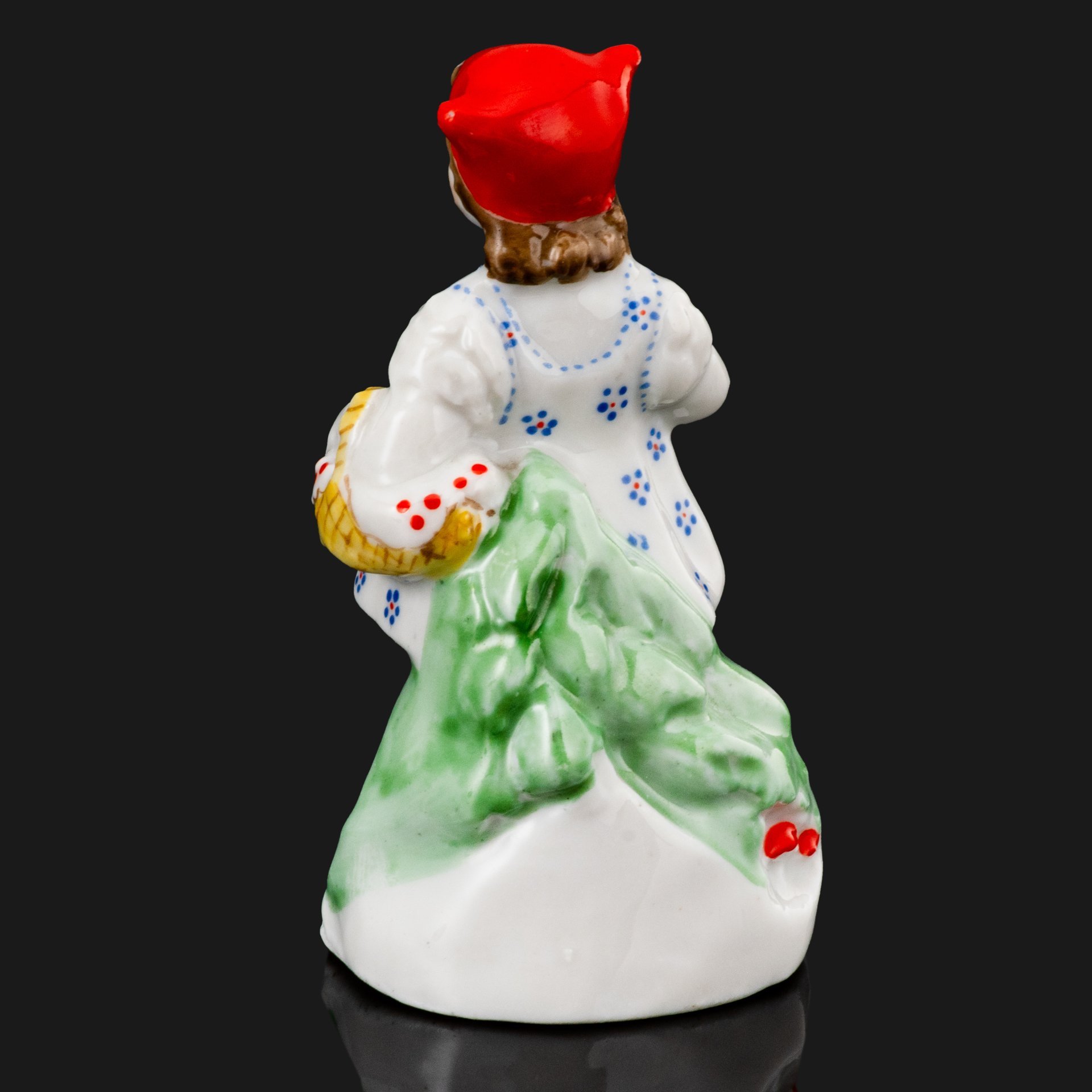 Статуэтка "Красная шапочка", автор Клименкова-Краузе Л., фарфор, роспись, Первомайский фарфоровый завод (Песочное), СССР, 1946-1952 гг.