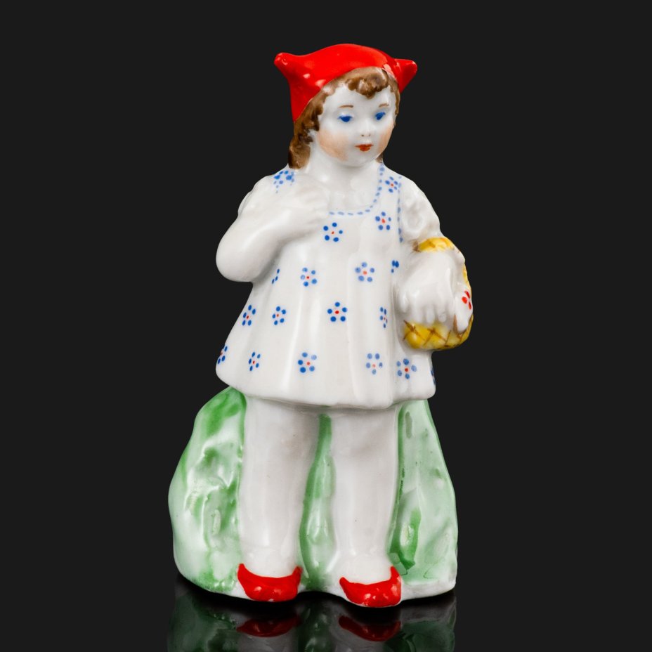 Статуэтка "Красная шапочка", автор Клименкова-Краузе Л., фарфор, роспись, Первомайский фарфоровый завод (Песочное), СССР, 1946-1952 гг., Первомайский фарфоровый завод (Песочное)