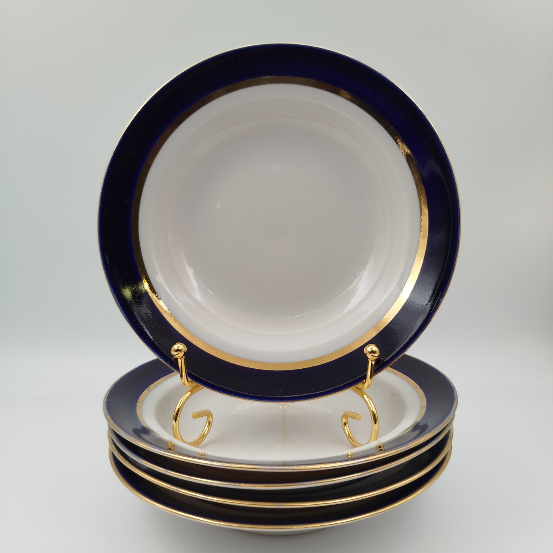 Набор из 5-ти суповых тарелок, украшенных ленточным орнаментом, фарфор, крытье, золочение, Дулевский фарфоровый завод (Дулёво), СССР, 1990 г.