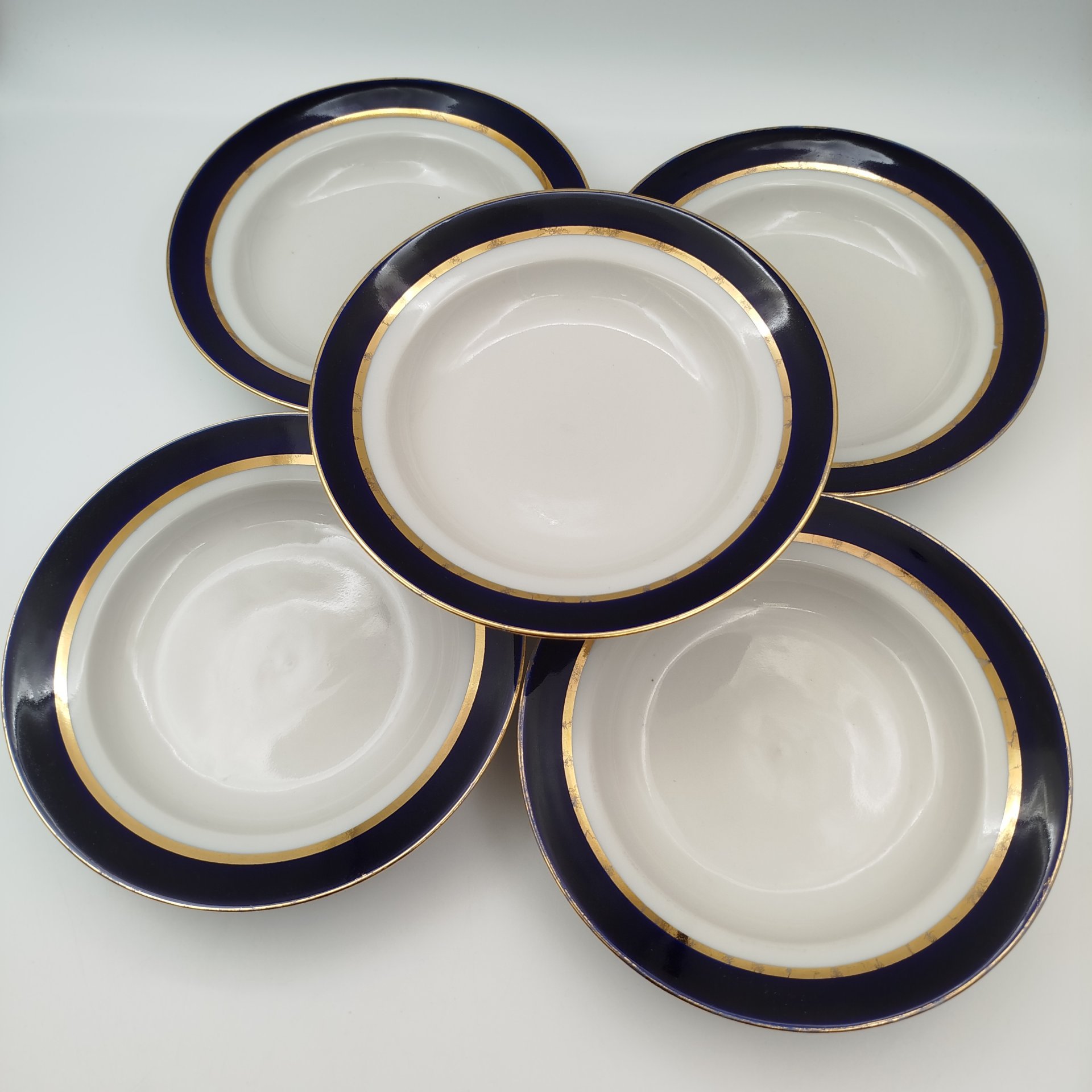 Набор из 5-ти суповых тарелок, украшенных ленточным орнаментом, фарфор, крытье, золочение, Дулевский фарфоровый завод (Дулёво), СССР, 1990 г.