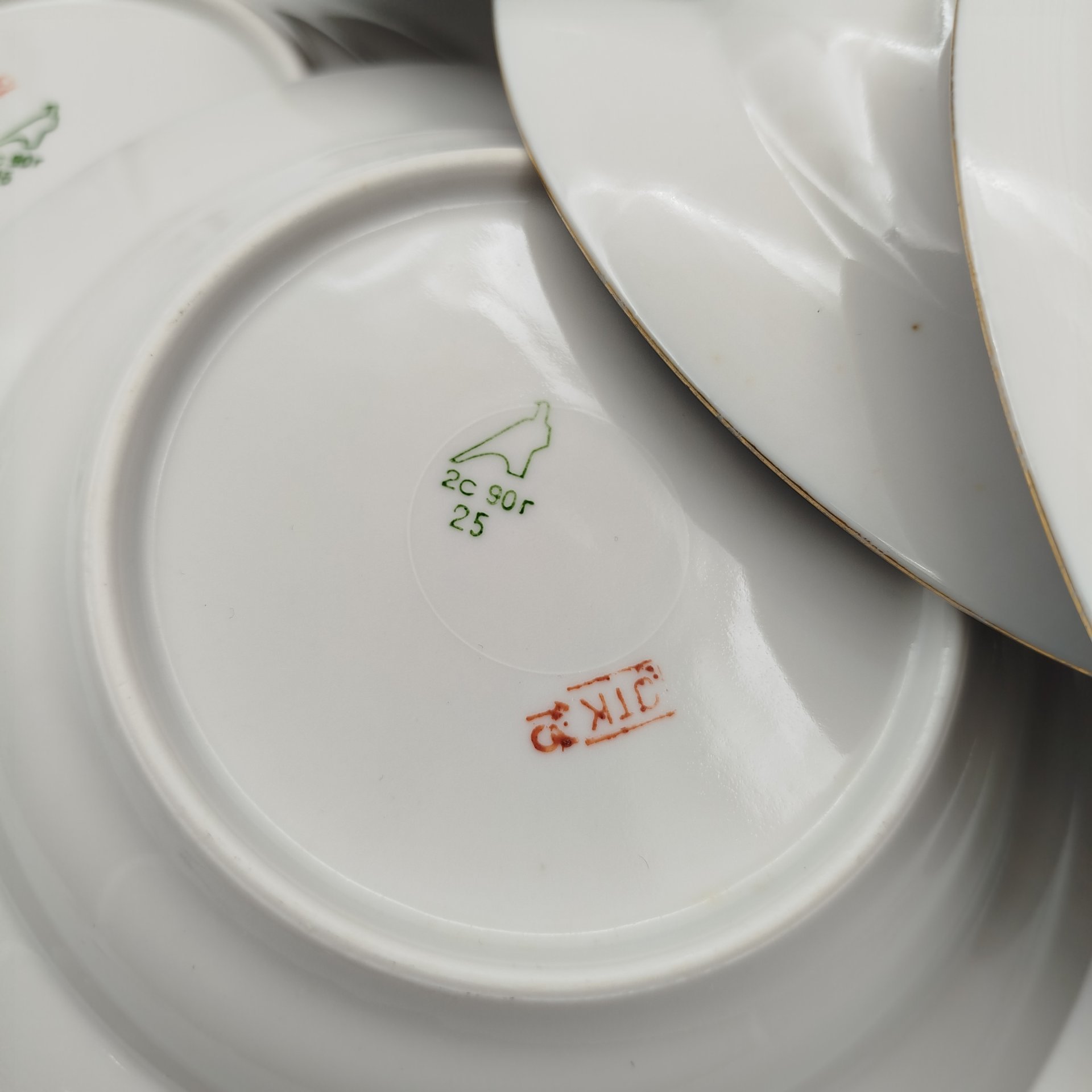 Набор из 5-ти суповых тарелок, украшенных ленточным орнаментом, фарфор, крытье, золочение, Дулевский фарфоровый завод (Дулёво), СССР, 1990 г.