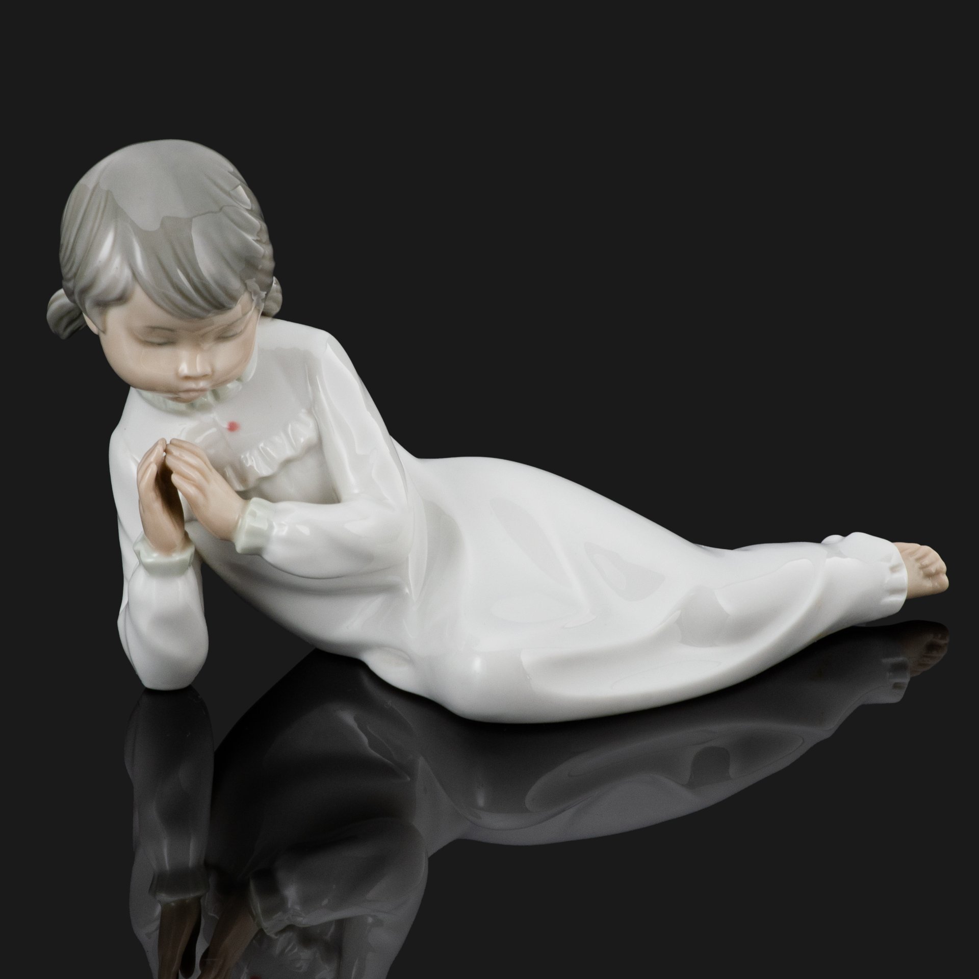 Статуэтка "Молитва" ("Девочка молится перед сном"), фарфор, роспись, NAO Porcelain, NAO Porcelain