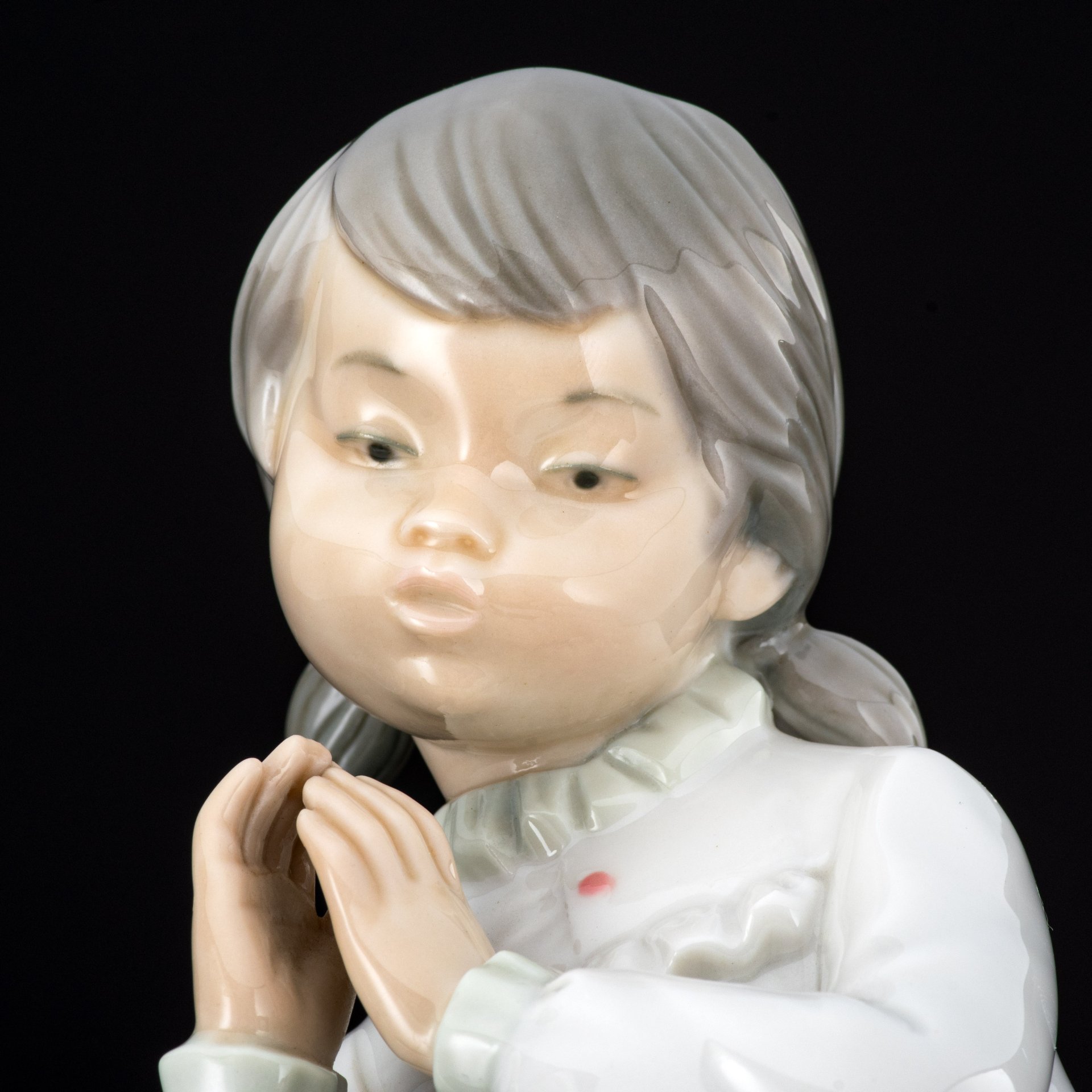 Статуэтка "Молитва" ("Девочка молится перед сном"), фарфор, роспись, NAO Porcelain, NAO Porcelain