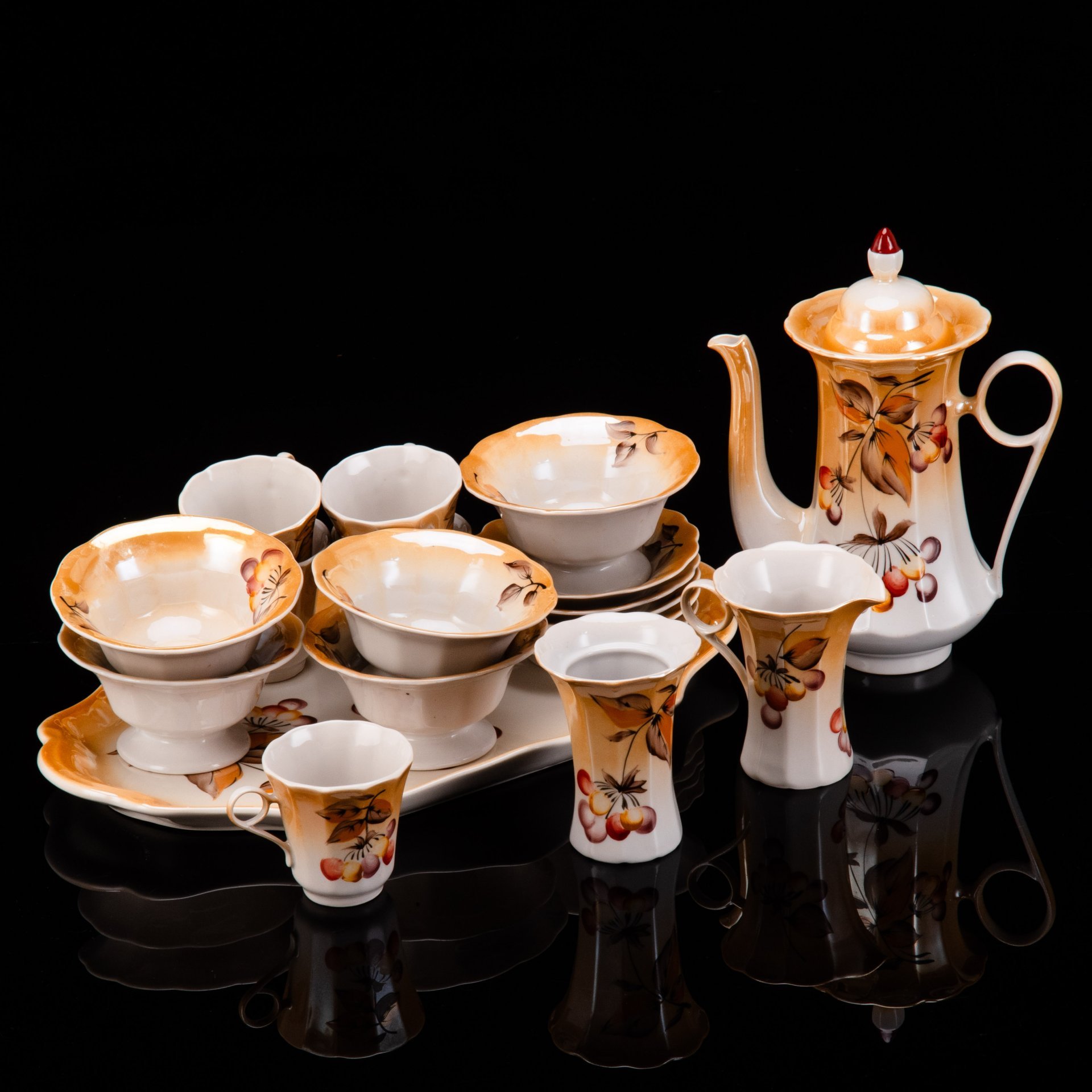 Сервиз кофейный с декором в виде ягод на 5 персон (19 предметов), фарфор, аэрография, роспись, люстр, Коростенский фарфоровый завод (КФЗ), СССР, 1960-1991 гг.