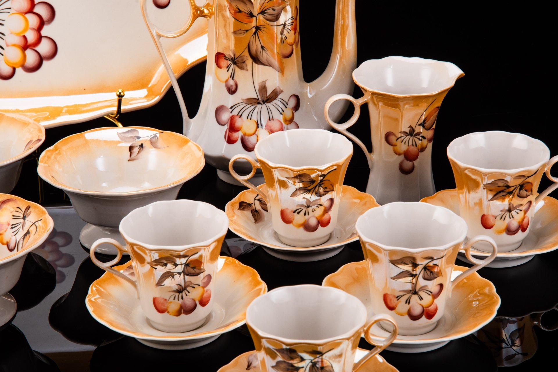 Сервиз кофейный с декором в виде ягод на 5 персон (19 предметов), фарфор, аэрография, роспись, люстр, Коростенский фарфоровый завод (КФЗ), СССР, 1960-1991 гг.