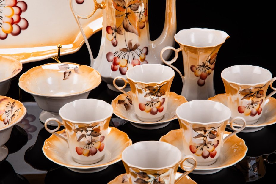 Сервиз кофейный с декором в виде ягод на 5 персон (19 предметов), фарфор, аэрография, роспись, люстр, Коростенский фарфоровый завод (КФЗ), СССР, 1960-1991 гг.