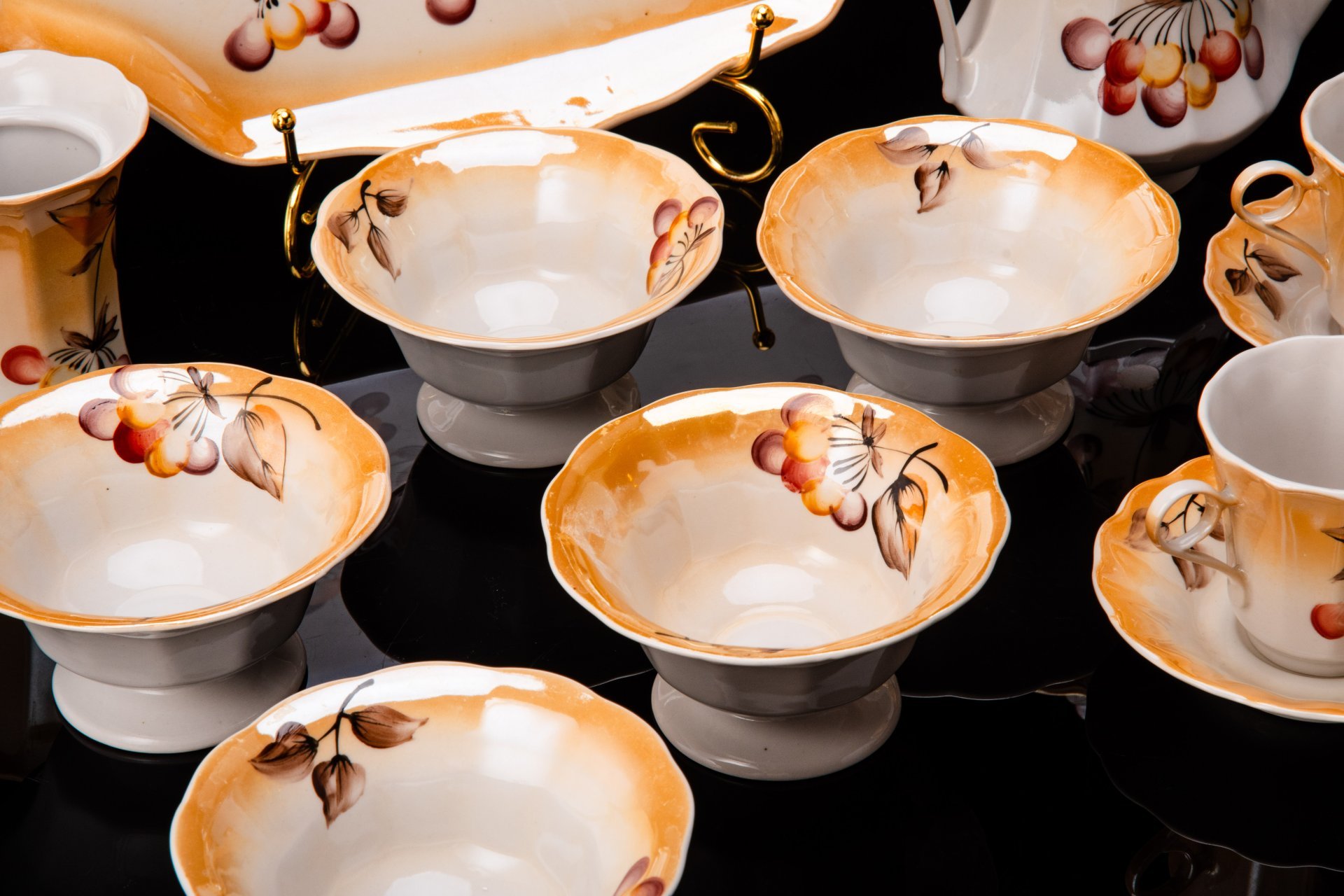 Сервиз кофейный с декором в виде ягод на 5 персон (19 предметов), фарфор, аэрография, роспись, люстр, Коростенский фарфоровый завод (КФЗ), СССР, 1960-1991 гг.