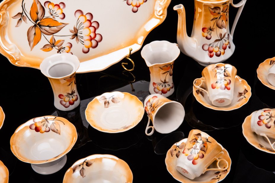 Сервиз кофейный с декором в виде ягод на 5 персон (19 предметов), фарфор, аэрография, роспись, люстр, Коростенский фарфоровый завод (КФЗ), СССР, 1960-1991 гг.