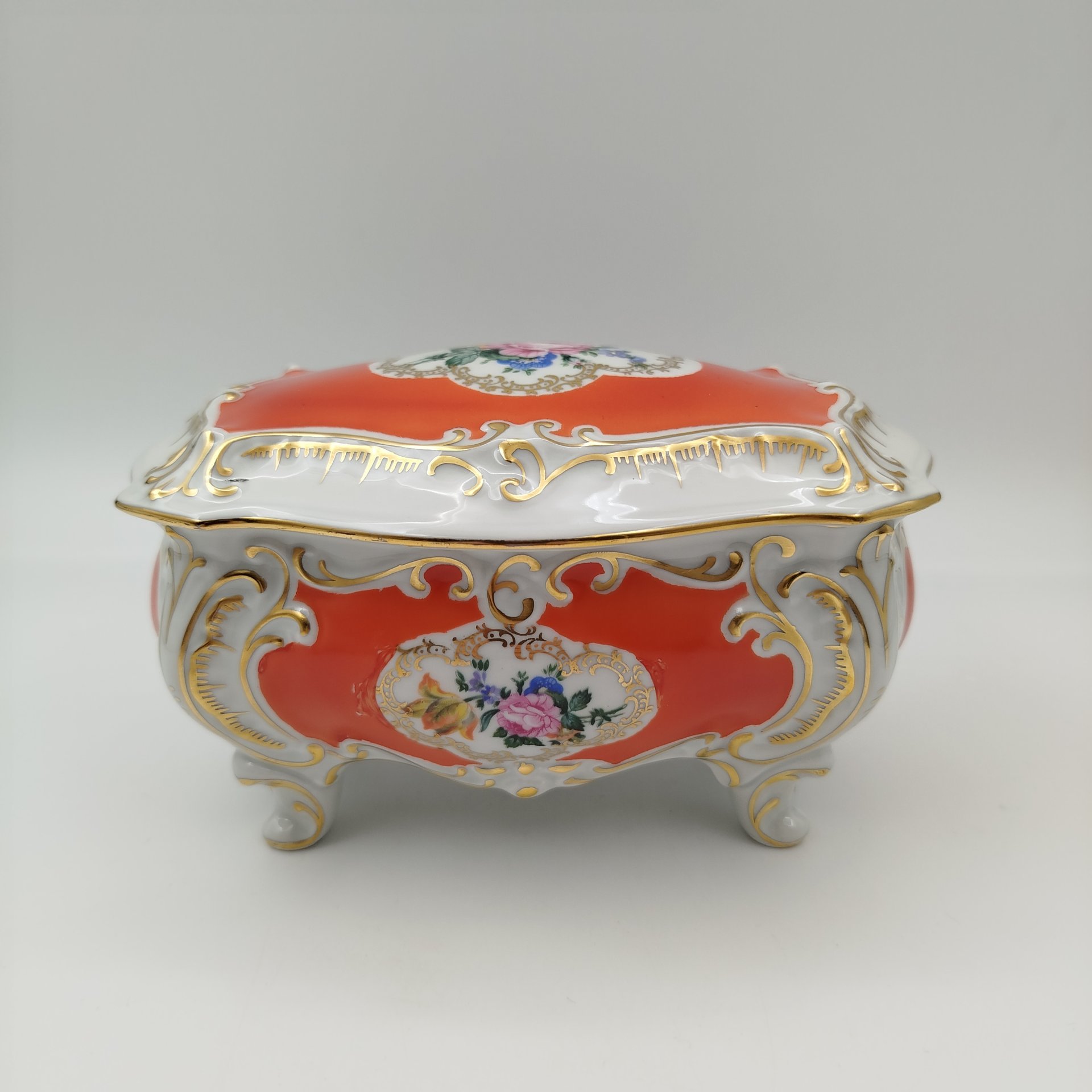 Шкатулка формы бомбе, украшенная изображением цветов, фарфор, крытье, деколь, золочение, Graf Von Henneberg Porzellan, 1777 Jlmenau, Германия, 1949-1973 гг.