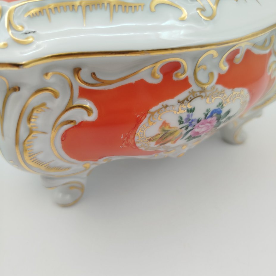 Шкатулка формы бомбе, украшенная изображением цветов, фарфор, крытье, деколь, золочение, Graf Von Henneberg Porzellan, 1777 Jlmenau, Германия, 1949-1973 гг.