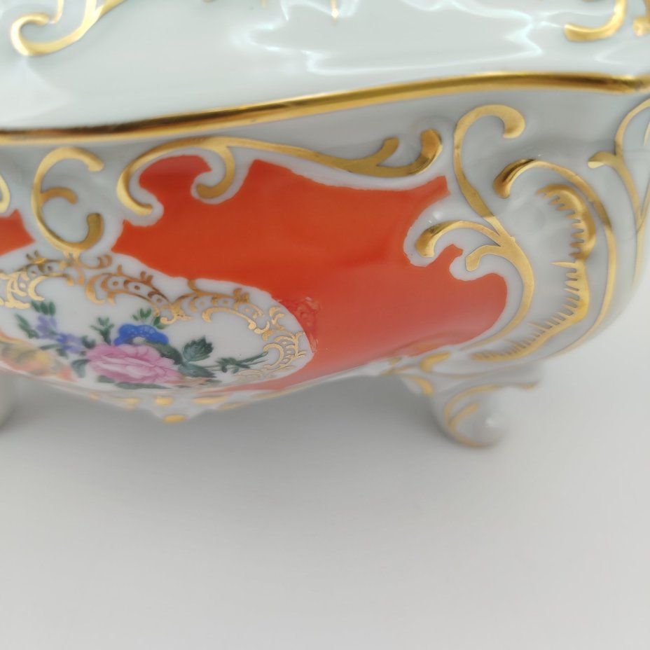 Шкатулка формы бомбе, украшенная изображением цветов, фарфор, крытье, деколь, золочение, Graf Von Henneberg Porzellan, 1777 Jlmenau, Германия, 1949-1973 гг.