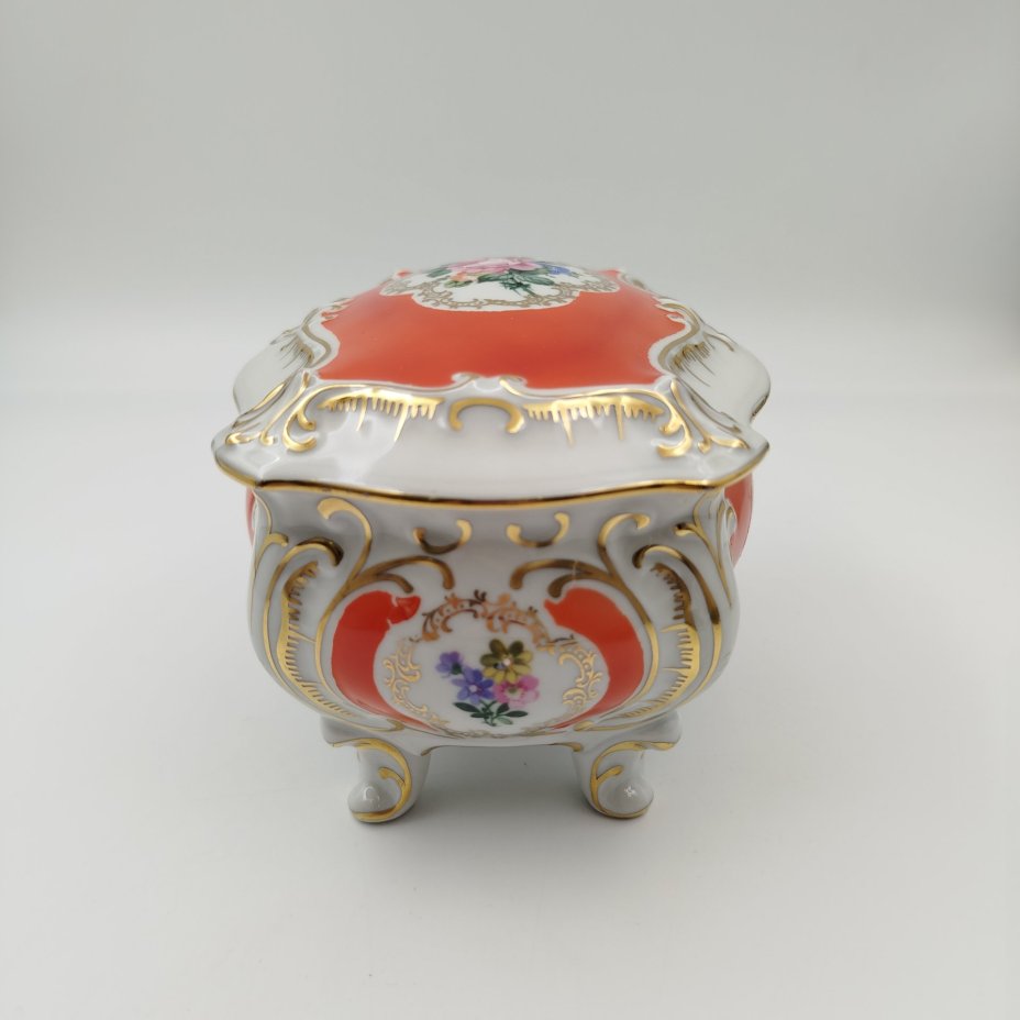 Шкатулка формы бомбе, украшенная изображением цветов, фарфор, крытье, деколь, золочение, Graf Von Henneberg Porzellan, 1777 Jlmenau, Германия, 1949-1973 гг.