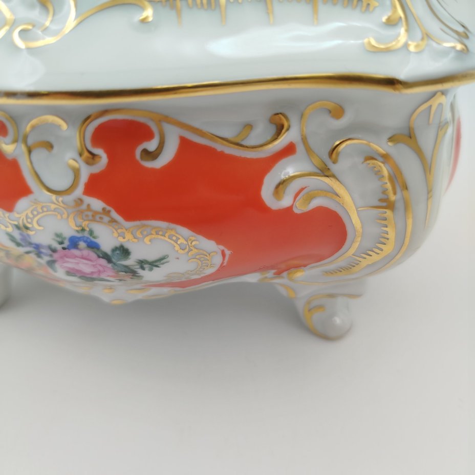 Шкатулка формы бомбе, украшенная изображением цветов, фарфор, крытье, деколь, золочение, Graf Von Henneberg Porzellan, 1777 Jlmenau, Германия, 1949-1973 гг.