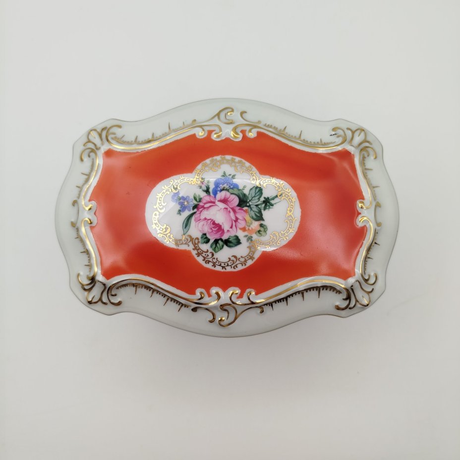 Шкатулка формы бомбе, украшенная изображением цветов, фарфор, крытье, деколь, золочение, Graf Von Henneberg Porzellan, 1777 Jlmenau, Германия, 1949-1973 гг.