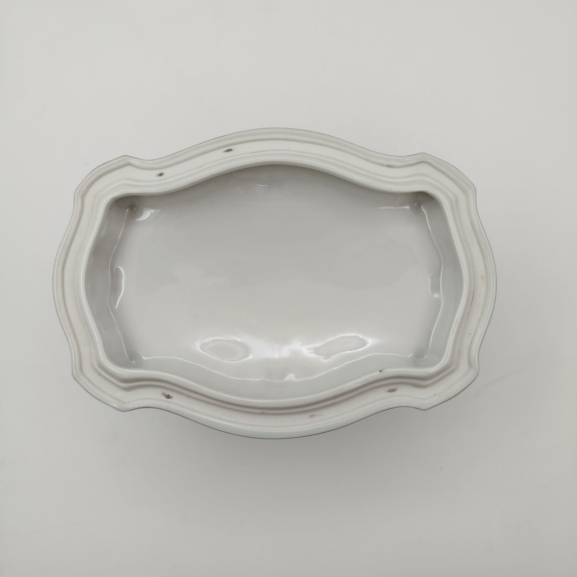 Шкатулка формы бомбе, украшенная изображением цветов, фарфор, крытье, деколь, золочение, Graf Von Henneberg Porzellan, 1777 Jlmenau, Германия, 1949-1973 гг.