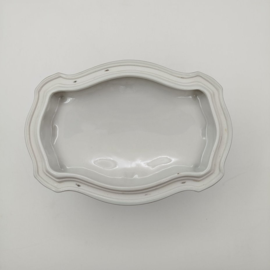 Шкатулка формы бомбе, украшенная изображением цветов, фарфор, крытье, деколь, золочение, Graf Von Henneberg Porzellan, 1777 Jlmenau, Германия, 1949-1973 гг.