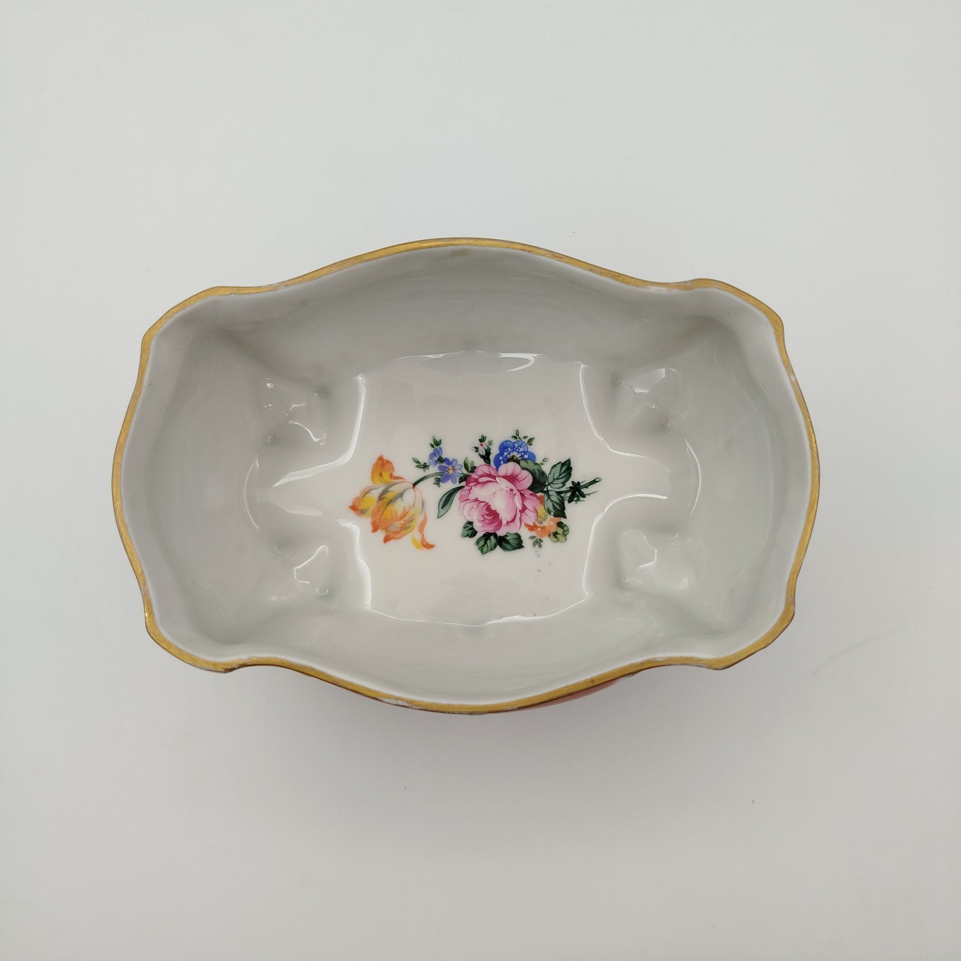 Шкатулка формы бомбе, украшенная изображением цветов, фарфор, крытье, деколь, золочение, Graf Von Henneberg Porzellan, 1777 Jlmenau, Германия, 1949-1973 гг.