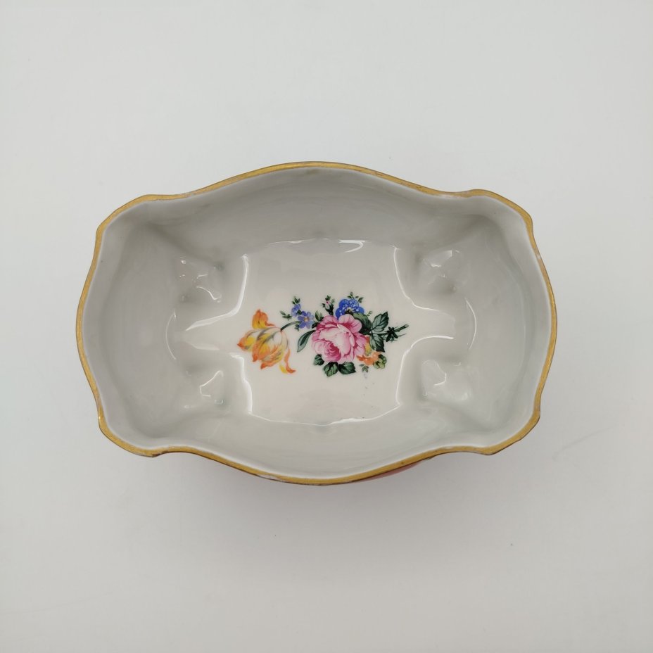 Шкатулка формы бомбе, украшенная изображением цветов, фарфор, крытье, деколь, золочение, Graf Von Henneberg Porzellan, 1777 Jlmenau, Германия, 1949-1973 гг.