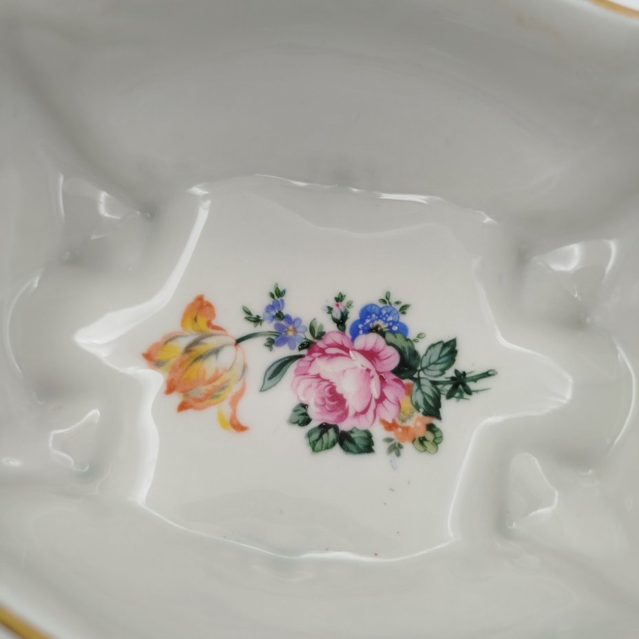 Шкатулка формы бомбе, украшенная изображением цветов, фарфор, крытье, деколь, золочение, Graf Von Henneberg Porzellan, 1777 Jlmenau, Германия, 1949-1973 гг.