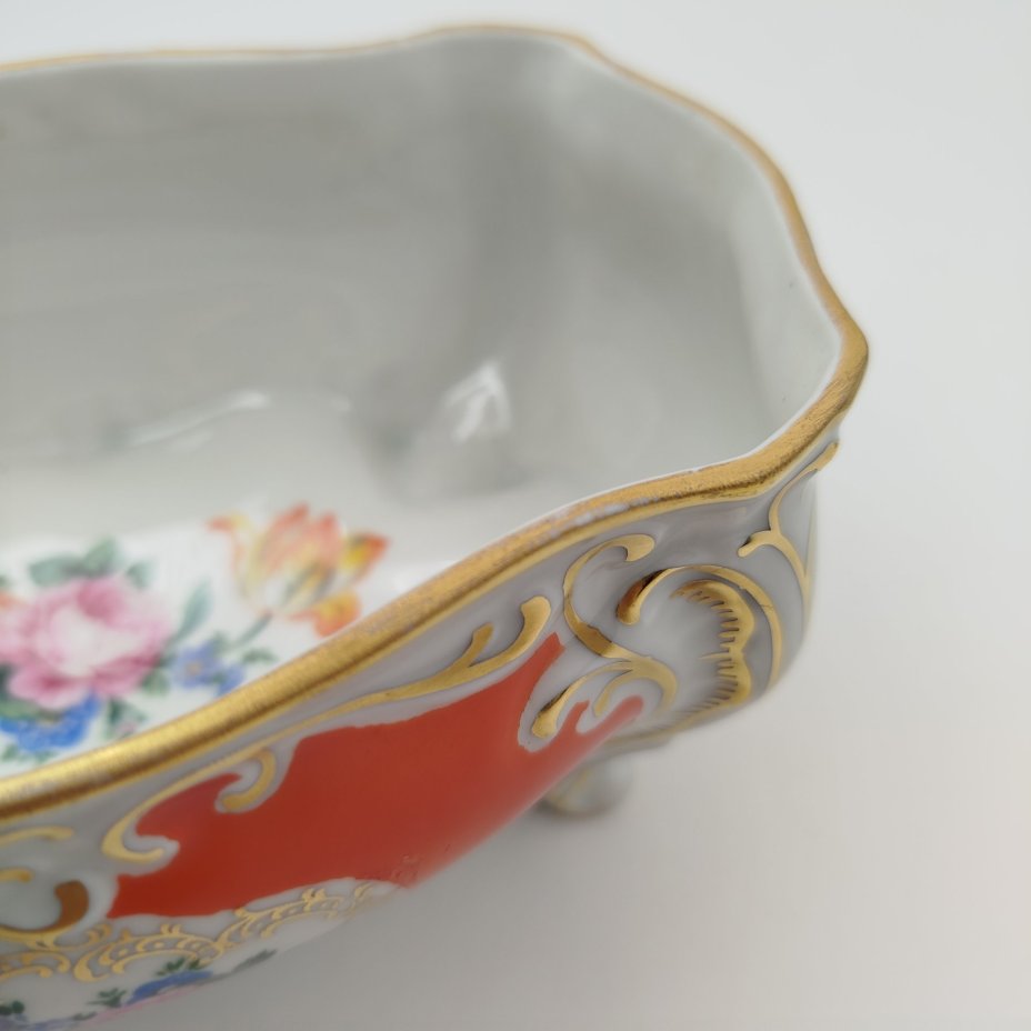 Шкатулка формы бомбе, украшенная изображением цветов, фарфор, крытье, деколь, золочение, Graf Von Henneberg Porzellan, 1777 Jlmenau, Германия, 1949-1973 гг.