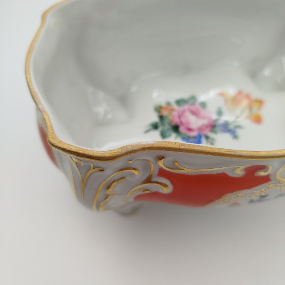 Шкатулка формы бомбе, украшенная изображением цветов, фарфор, крытье, деколь, золочение, Graf Von Henneberg Porzellan, 1777 Jlmenau, Германия, 1949-1973 гг.