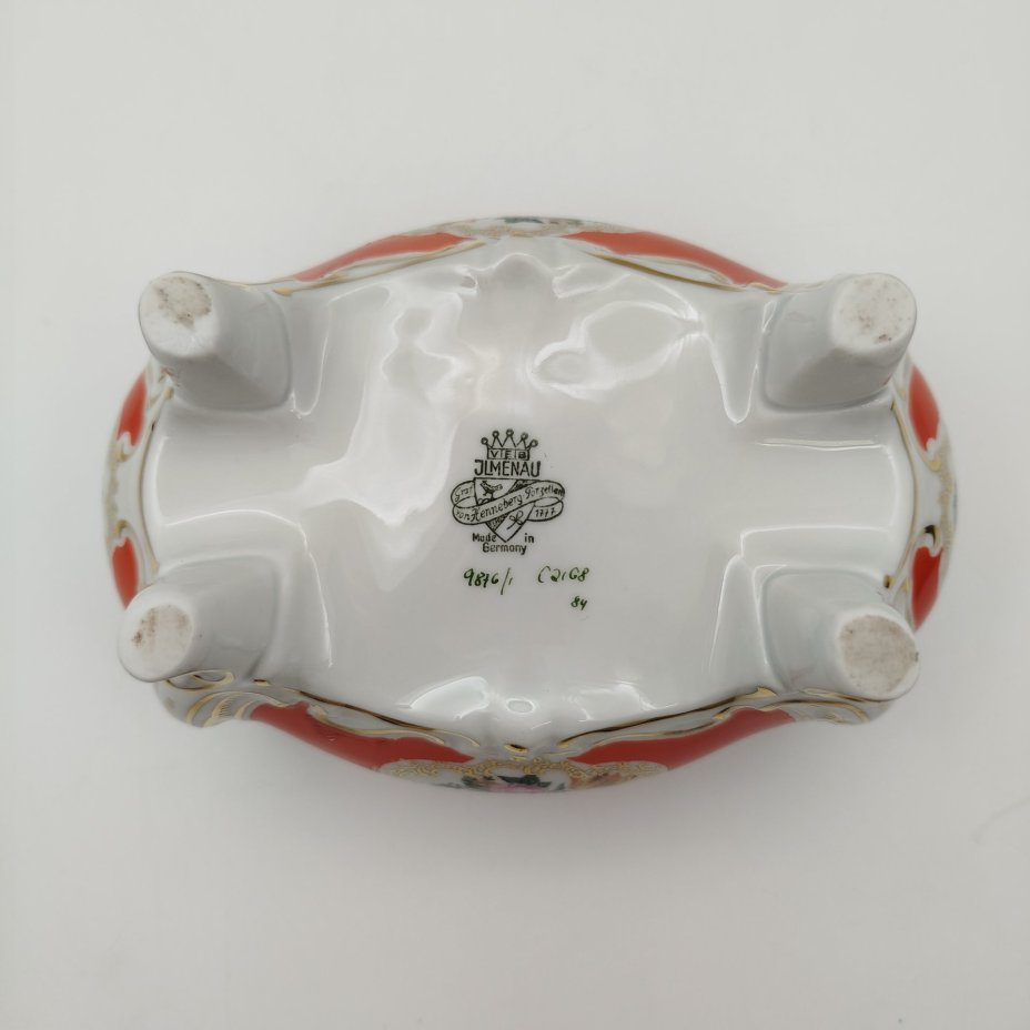 Шкатулка формы бомбе, украшенная изображением цветов, фарфор, крытье, деколь, золочение, Graf Von Henneberg Porzellan, 1777 Jlmenau, Германия, 1949-1973 гг.