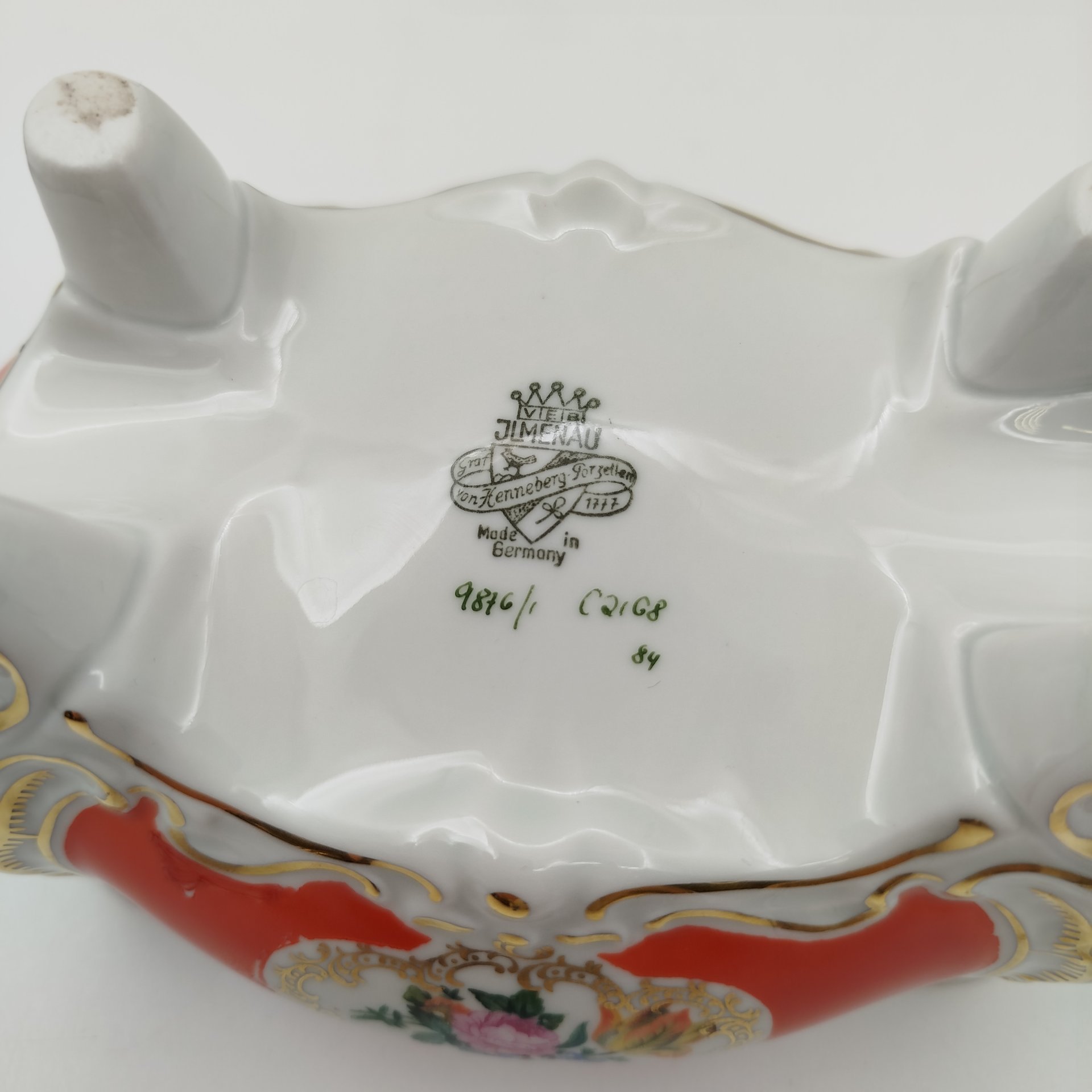 Шкатулка формы бомбе, украшенная изображением цветов, фарфор, крытье, деколь, золочение, Graf Von Henneberg Porzellan, 1777 Jlmenau, Германия, 1949-1973 гг.