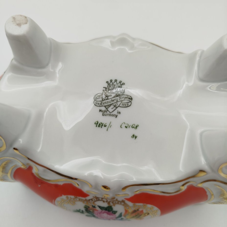 Шкатулка формы бомбе, украшенная изображением цветов, фарфор, крытье, деколь, золочение, Graf Von Henneberg Porzellan, 1777 Jlmenau, Германия, 1949-1973 гг.