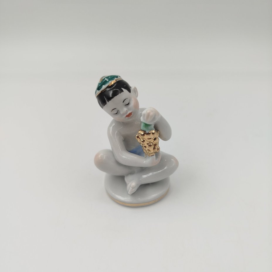 Статуэтка "Мальчик с виноградом" из серии "Счастливое детство", скульптор Г.С. Столбова, художник Е.Н. Лупанова, фарфор, роспись, золочение, Ленинградский фарфоровый завод (ЛФЗ), СССР, 1960-1970 гг.