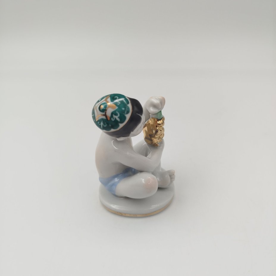 Статуэтка "Мальчик с виноградом" из серии "Счастливое детство", скульптор Г.С. Столбова, художник Е.Н. Лупанова, фарфор, роспись, золочение, Ленинградский фарфоровый завод (ЛФЗ), СССР, 1960-1970 гг.